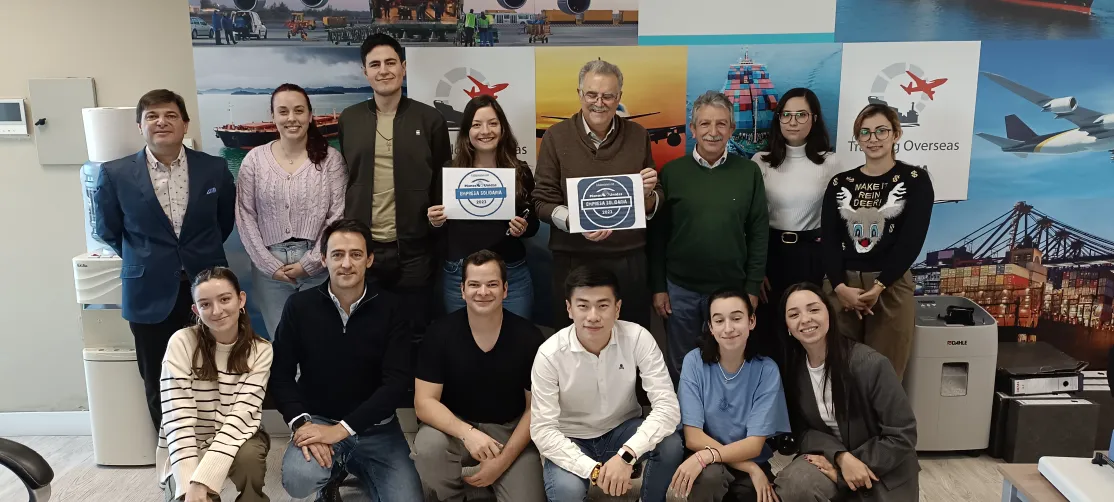 Entrega Sello Solidario con la dirección y personal de Translog Overseas