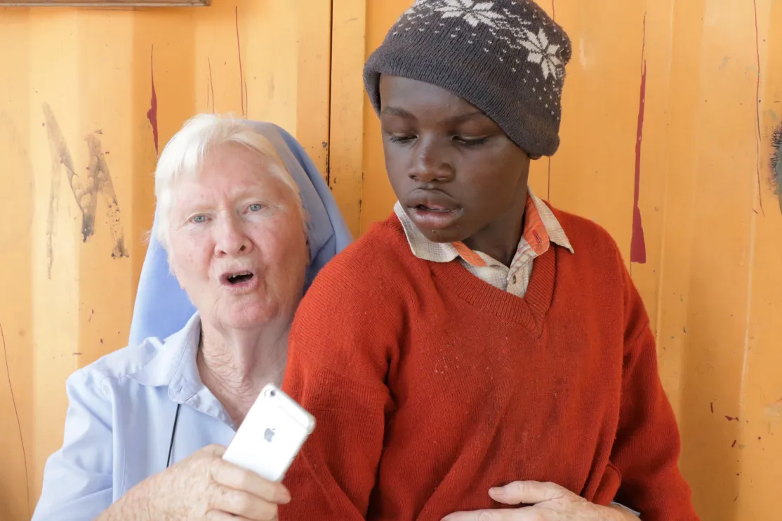 La hermana Mary Killeen con un joven del Mukuru Promotion Centre. Foto: Marta Carreño/Manos Unidas en Kenia