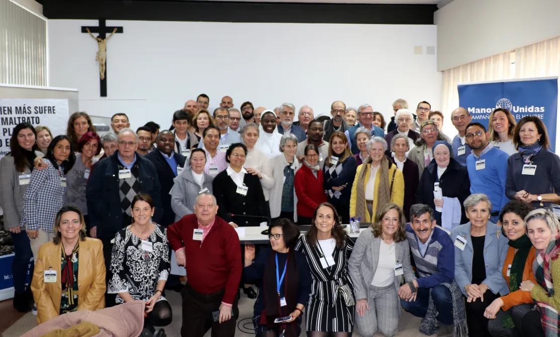 Foto de familia de los asistentes al "Encuentro de Misioneros" 2020. Foto: Manos Unidas /Carla Vila.
