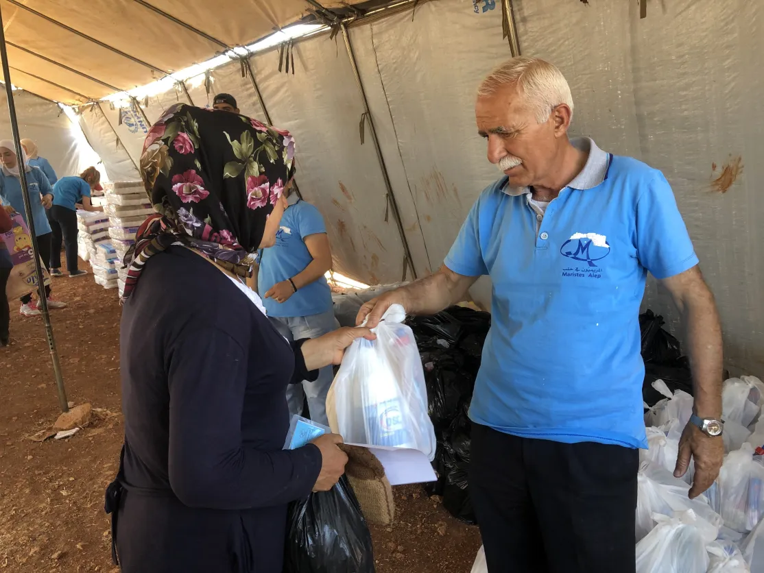 Una mujer Siria recibe ayuda de los Maristas Azules