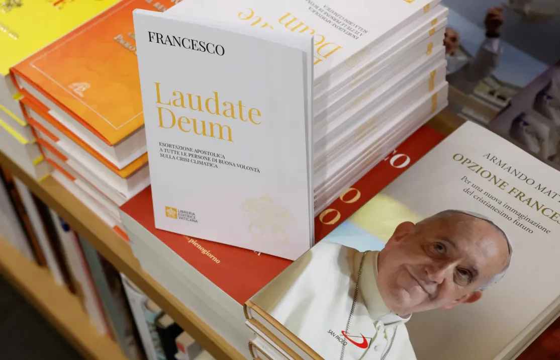 La exhortación apostólica Laudate Deum en una librería italiana. Foto: Reuters.
