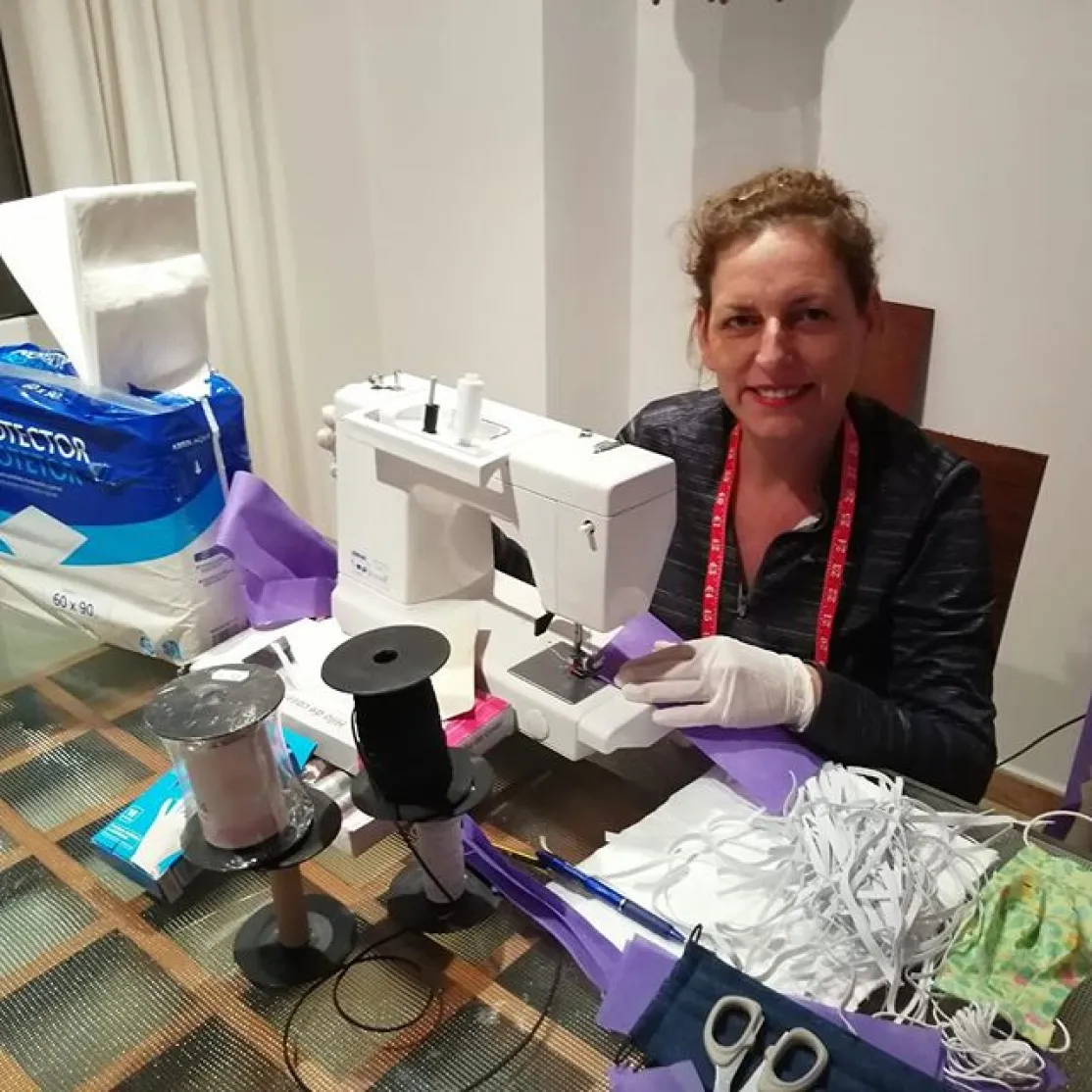 La delegada comarcal de Pego de Manos Unidas Valencia, Mónica Miralles, cosiendo material sanitario.  