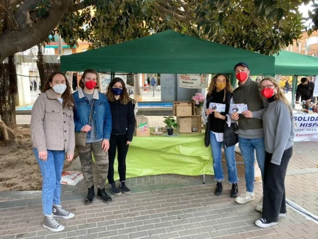 Voluntarias de Manos Unidas de Alacuás con el personal de BiMask en el Mercadillo Solidario.
