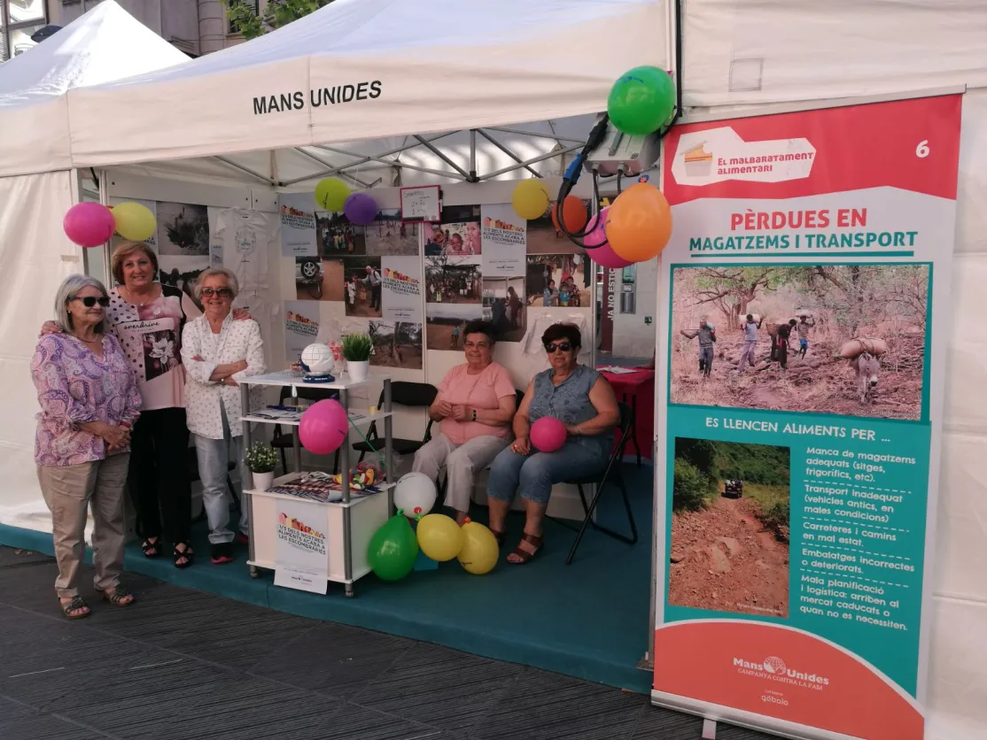 Teresa Gisbert  y otras colaboradoras de Mans Unides Vilanova, presents al stand de l'ong