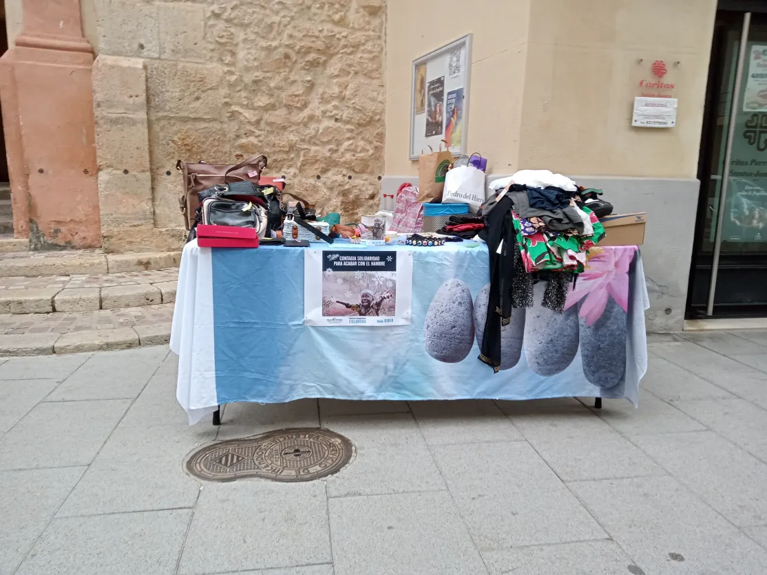 Mercadillo navideño en la comarcal de Cullera de Manos Unidas Valencia. 