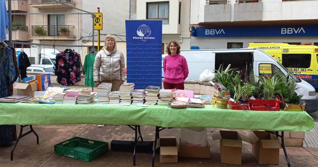 Mercadillo solidario organizado por la comarcal de Pego de Manos Unidas Valencia.