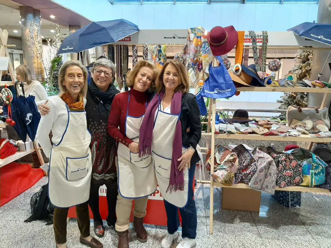 Estand de Manos Unidas en el Mercadillo Solidario de Navidad de Mapfre 2022