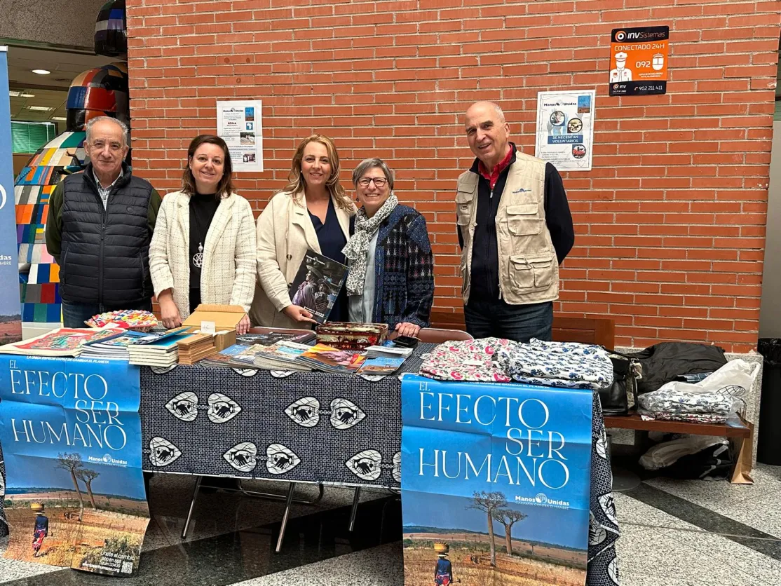 Concejalas del Ayuntamiento de Alcobendas con los voluntarios y delegada de Manos Unidas Madrid