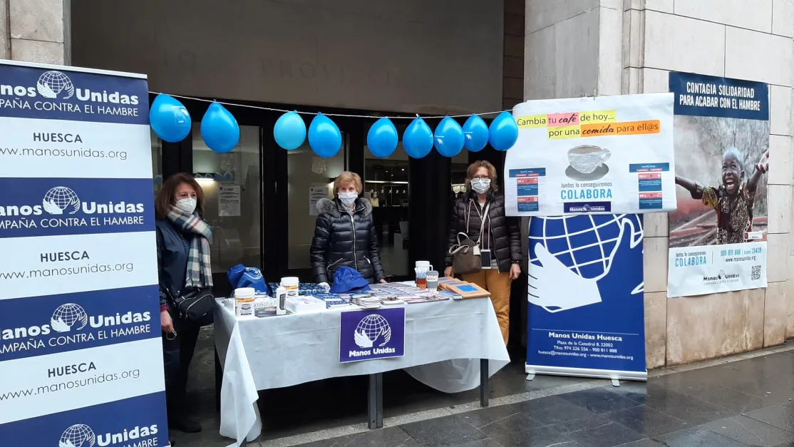 Mesa informativa en la jornada del Ayuno Voluntario en Huesca.