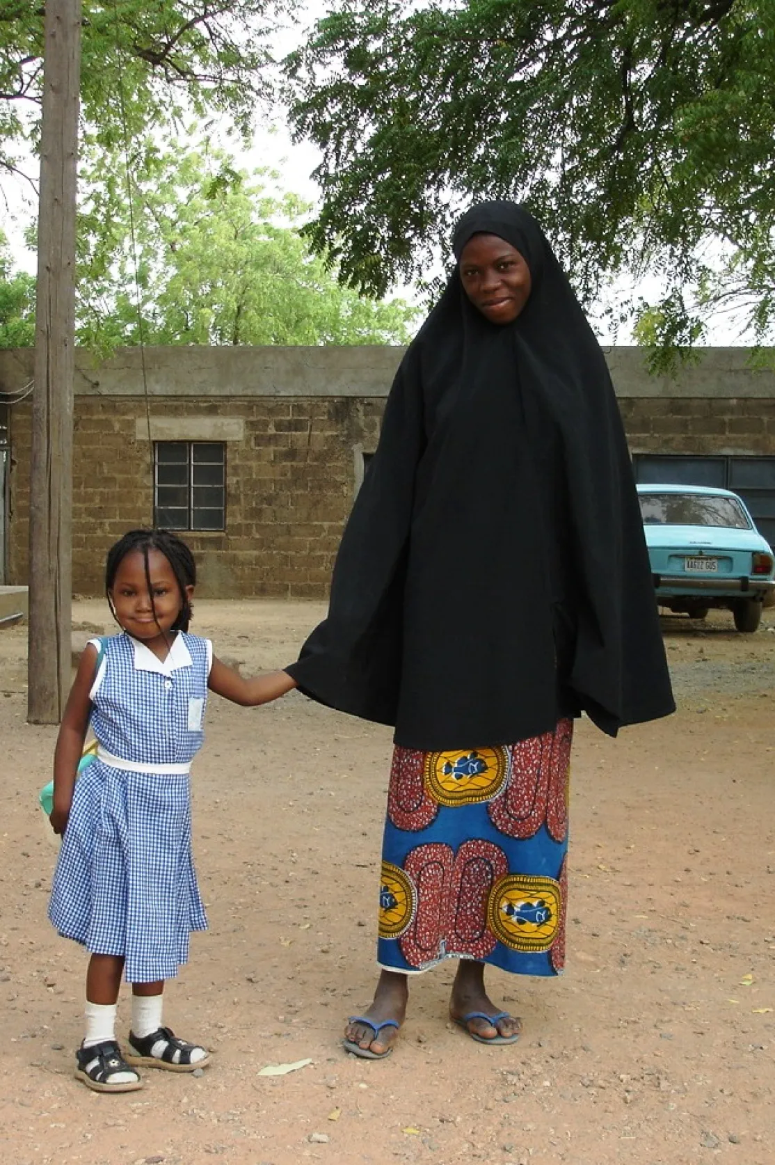 Una niña acude al colegio acompañada por su joven madre en el norte de Nigeria. Foto:Manos Unidas/Marta Ynaraja