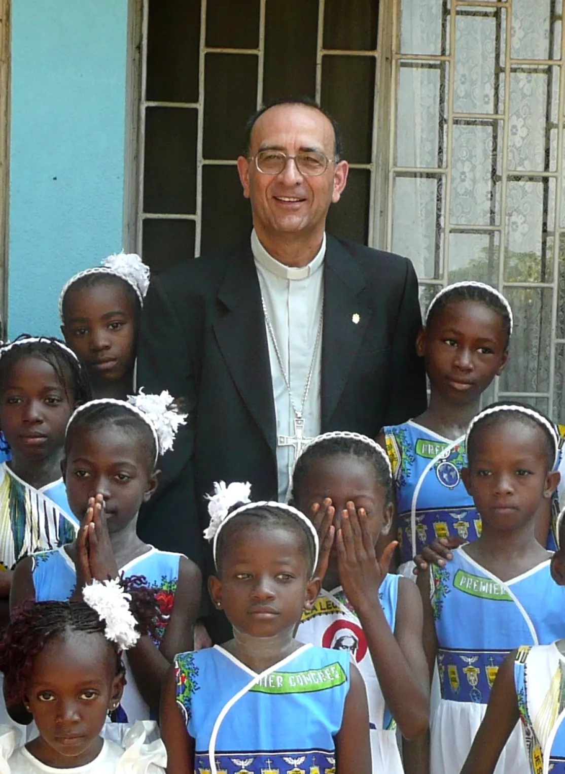 Monseñor Omella durante su viaje a Mozambique, donde visitó los proyectos que allí apoya Manos Unidas. Foto: Manos Unidas/Marta Peláez