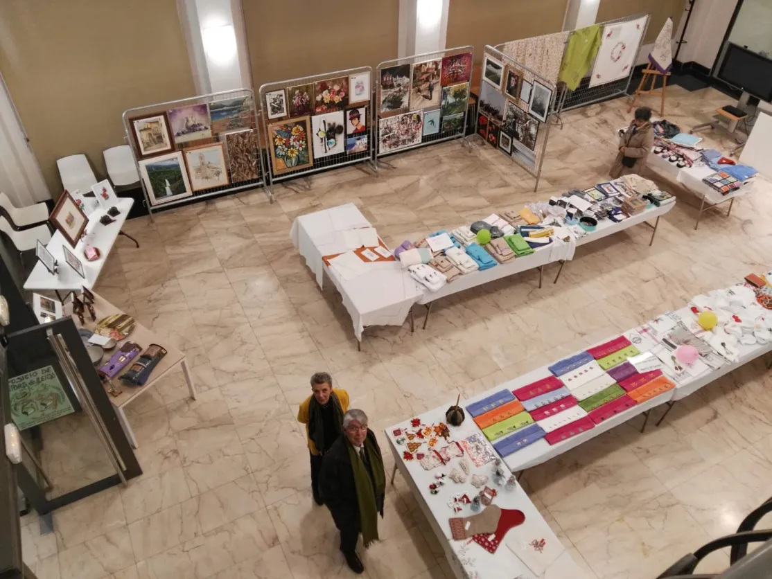 Exposición de pinturas y mercadillo de labores a beneficio de Manos Unidas