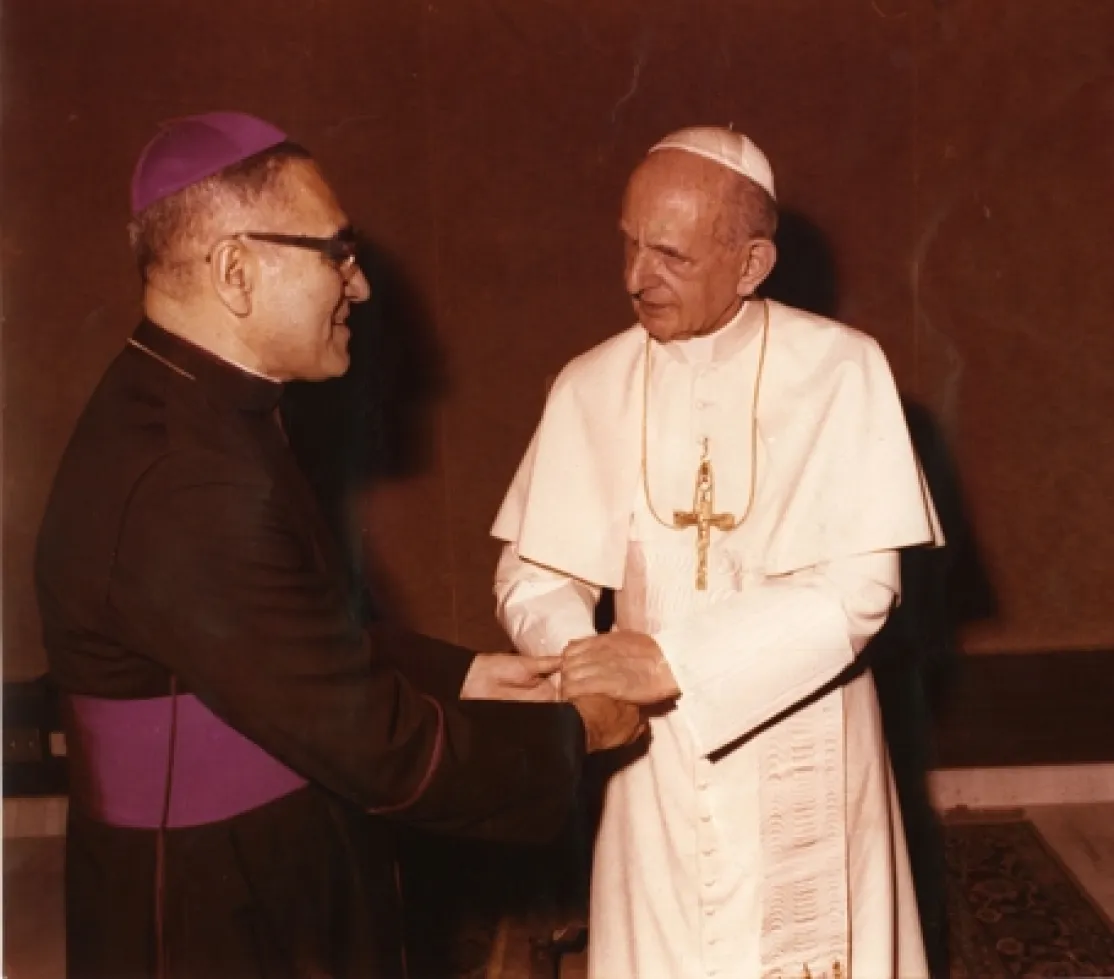 Monseñor Romero junto al Papa Pablo VI en  junio de 1978. Crédito:  Creative Commons