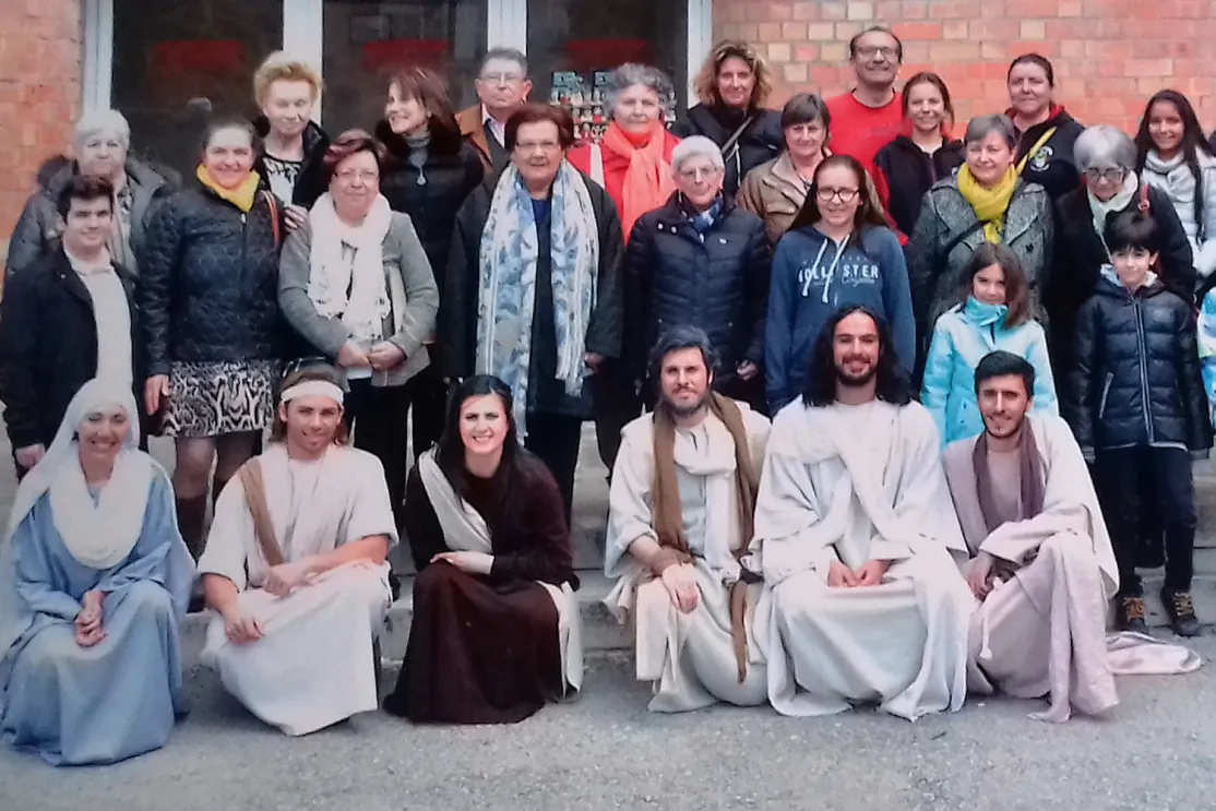 Los participantes en la excursión se hicieron una fotografía con los actores de La Pasión de Esparreguera