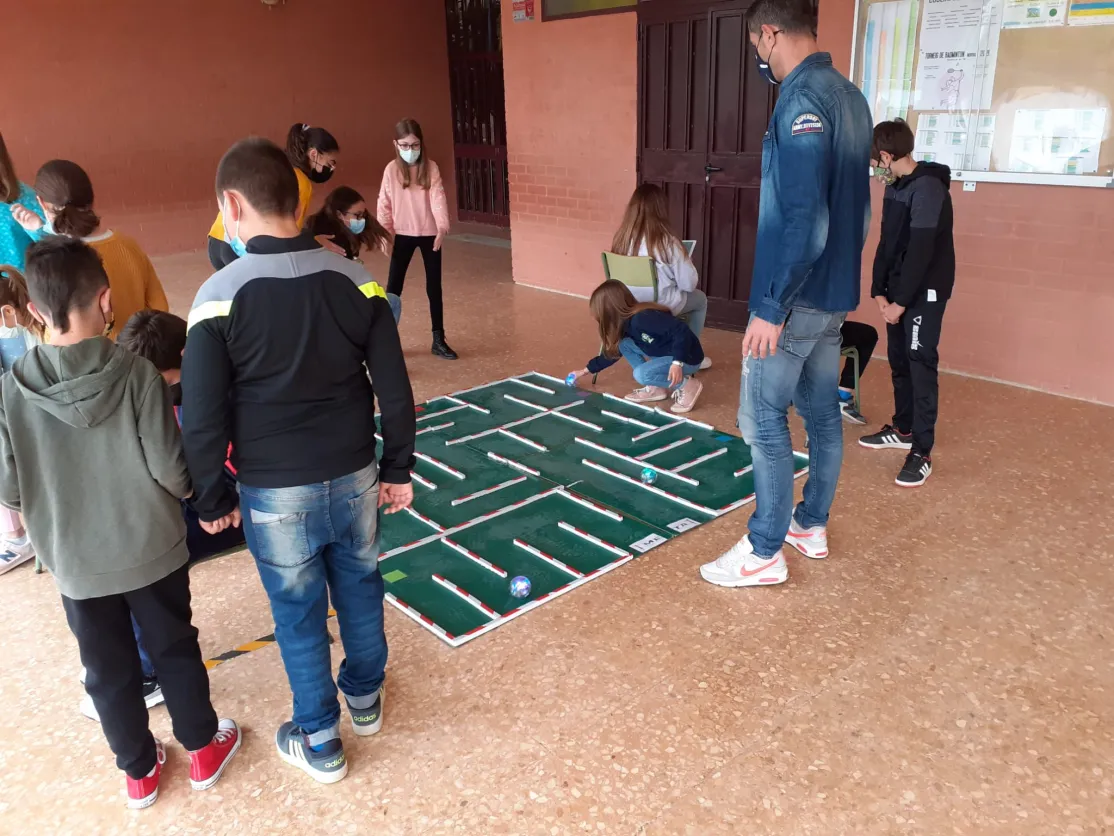 Los alumnos han mostrado mucho interés por la actividad de robótica promovida por Manos Unidas Valencia con el apoyo de la Generalitat Valenciana. 
