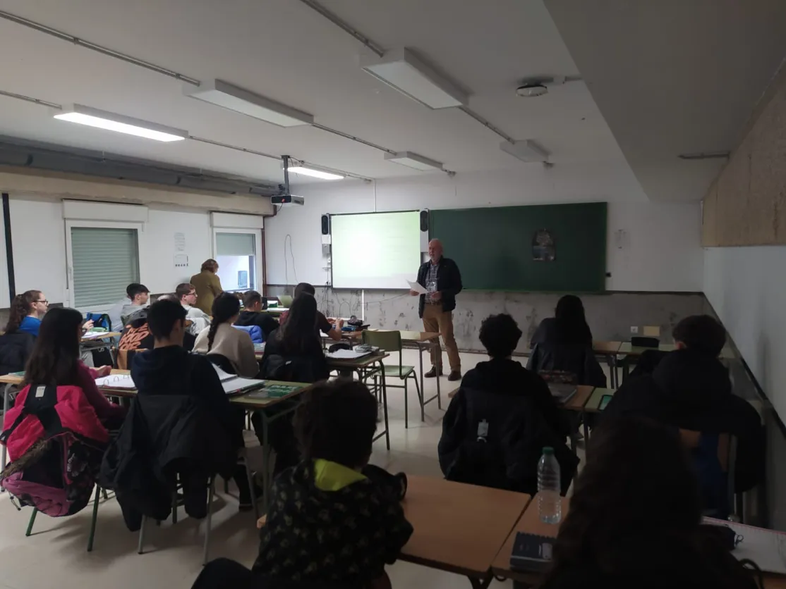 Agustín De Diego con alumnos del IES Newton-Salas.