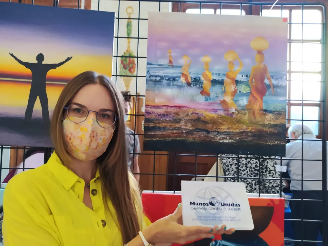 Anna de Riga, autora de "Camino de sed", primer premio de Manos Unidas Valencia en la exposición solidaria. 