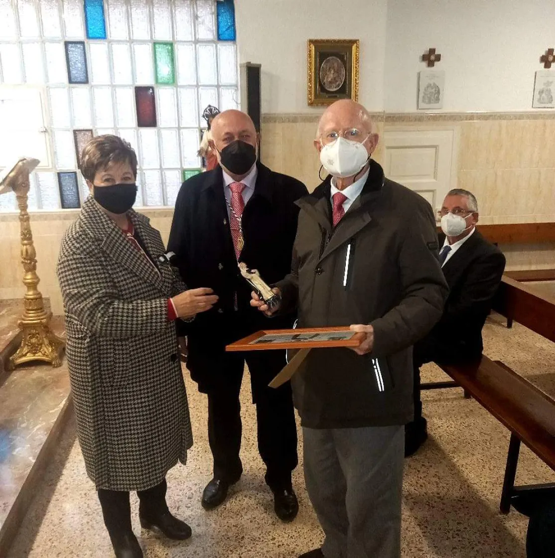 Ángel Marín, vicedelegado de Manos Unidas Valencia recibe el premio de manos de los Clavarios Mayores del Altar Playa Francisco Carles Salvador y Encarna Astillero Lozano. 