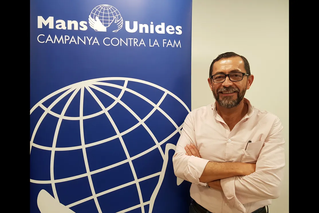 Sergio Godoy posa junto al cartel de Mans Unides
