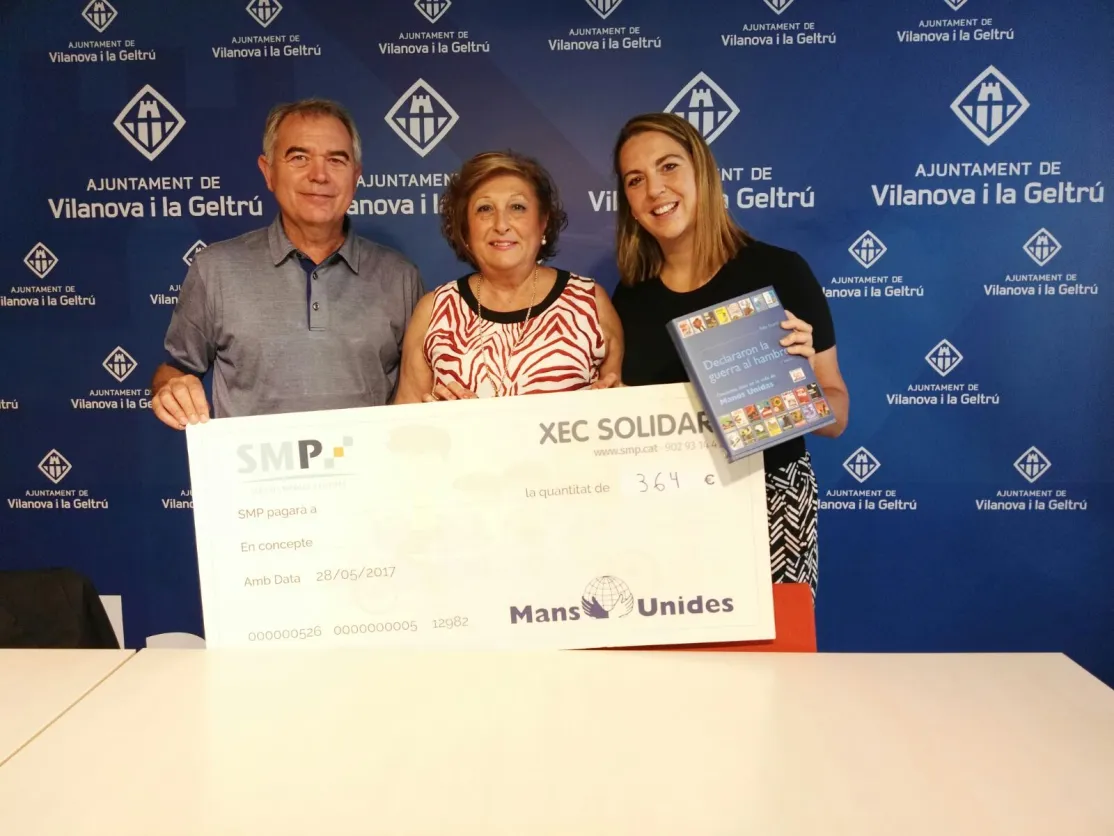  Teresa Gisbert recibiendo el cheque por parte de Serveis Mèdics Penedès