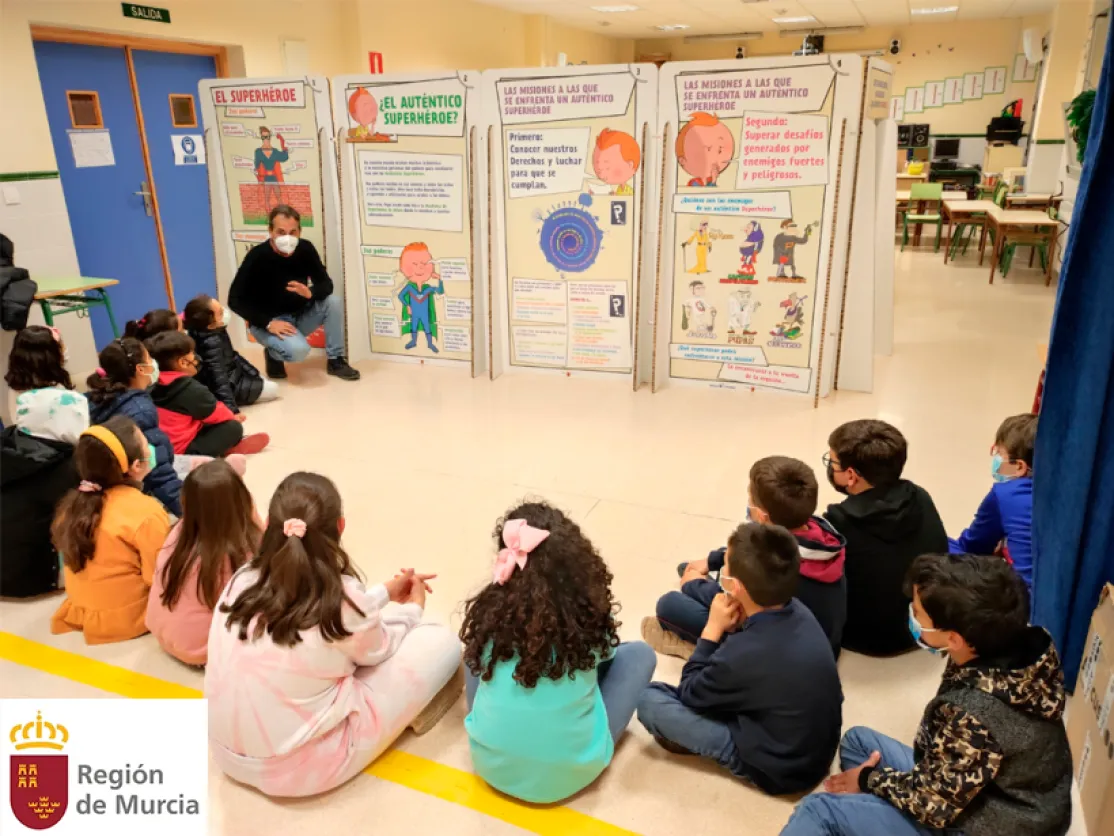 Exposición Super Pepo de Manos Unidas en los colegios de la Región de Murcia