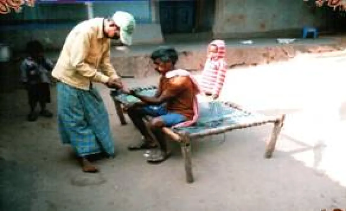 Atención a enfermos de malaria en India