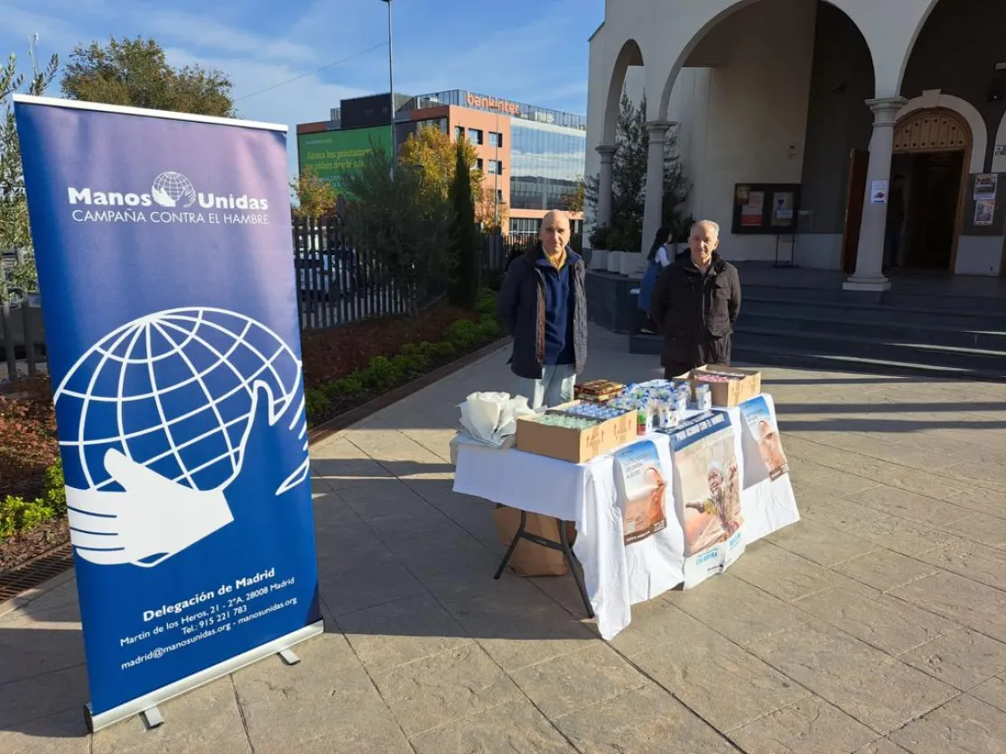 Voluntarios de Manos Unidas Madrid vendiendo velas en Ntra. Sra. de la Moraleja de Alcobendas