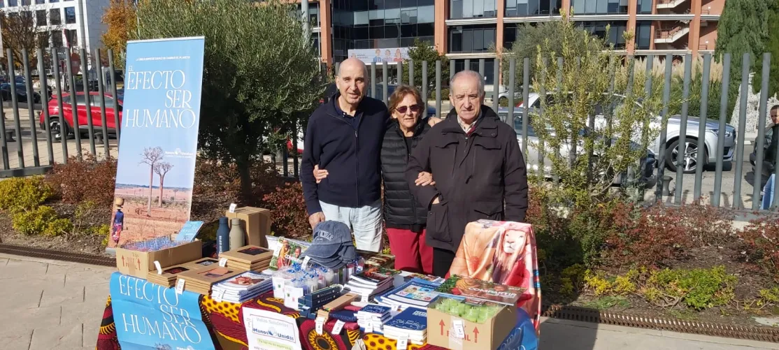 Voluntarios de Manos Unidas Madrid vendiendo velas en parroquia de La Moraleja de Alcobendas