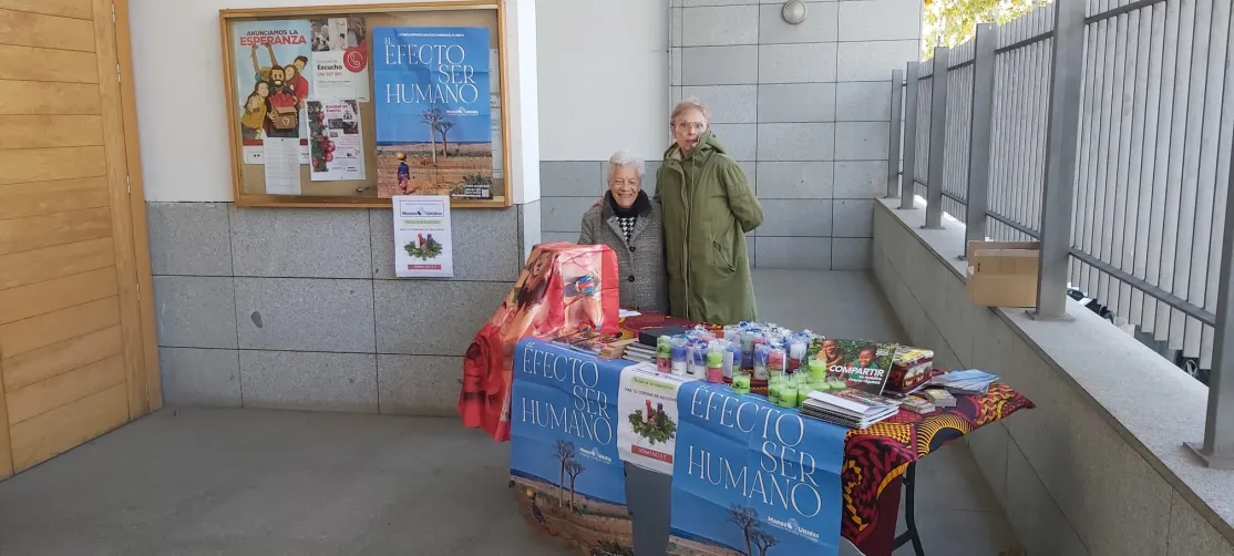 Voluntarios de Manos Unidas Madrid vendiendo velas en la Parroquia de Santa María del Buen Consejo, de San Sebastián de los Reyes