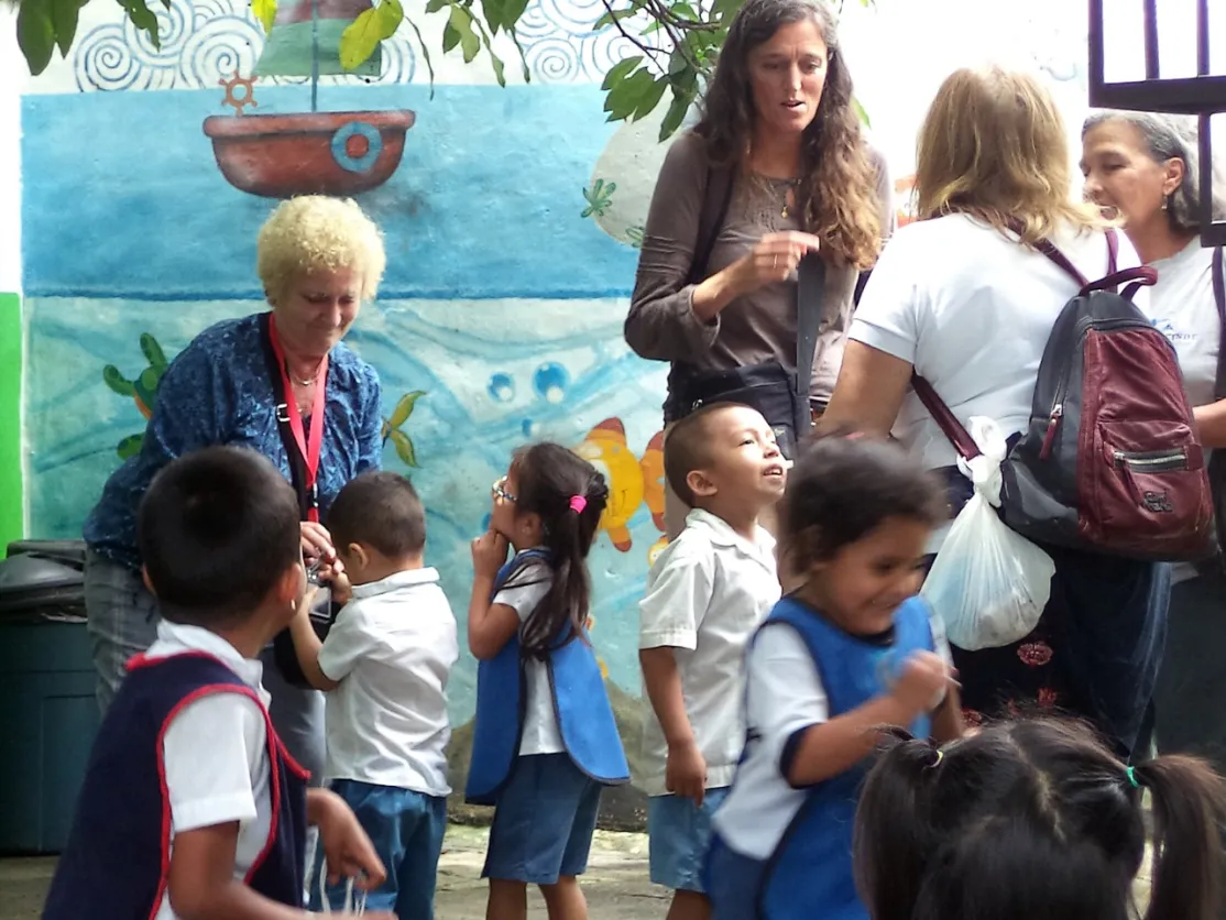 Maria Ramon visita proyectos en El Salvador