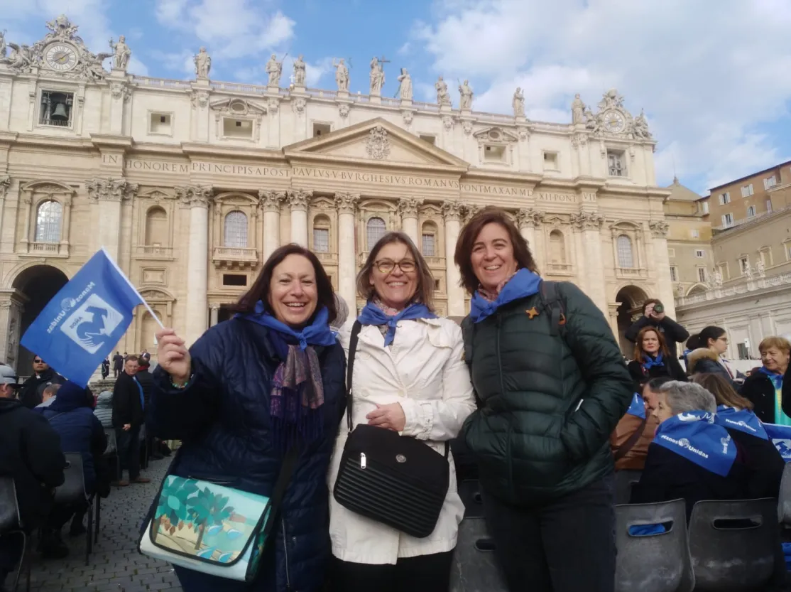 Voluntarios de Manos Unidas en la plaza de San Pedro