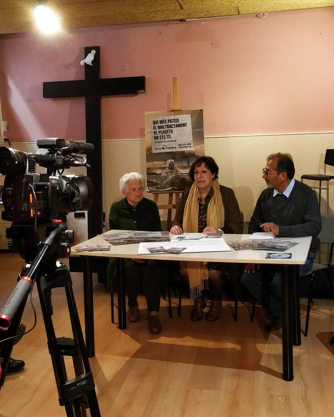 El misionero, Mario, con la presidenta-delegada Elisenda y la responsable comarcal de Terrassa, Glòria