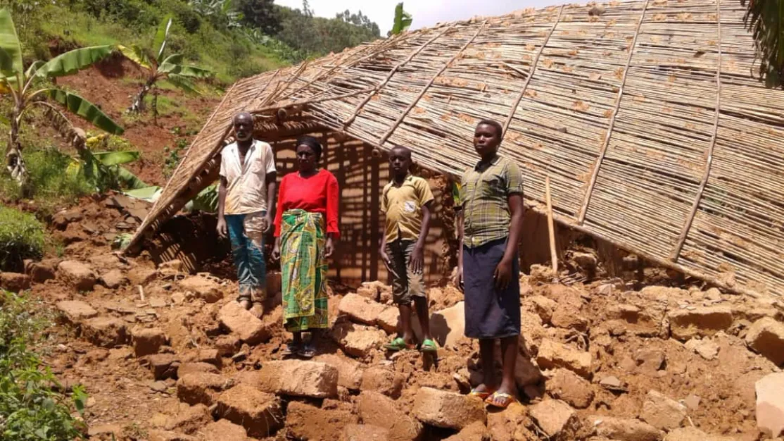 Familia afectada por las inundaciones en Ruanda