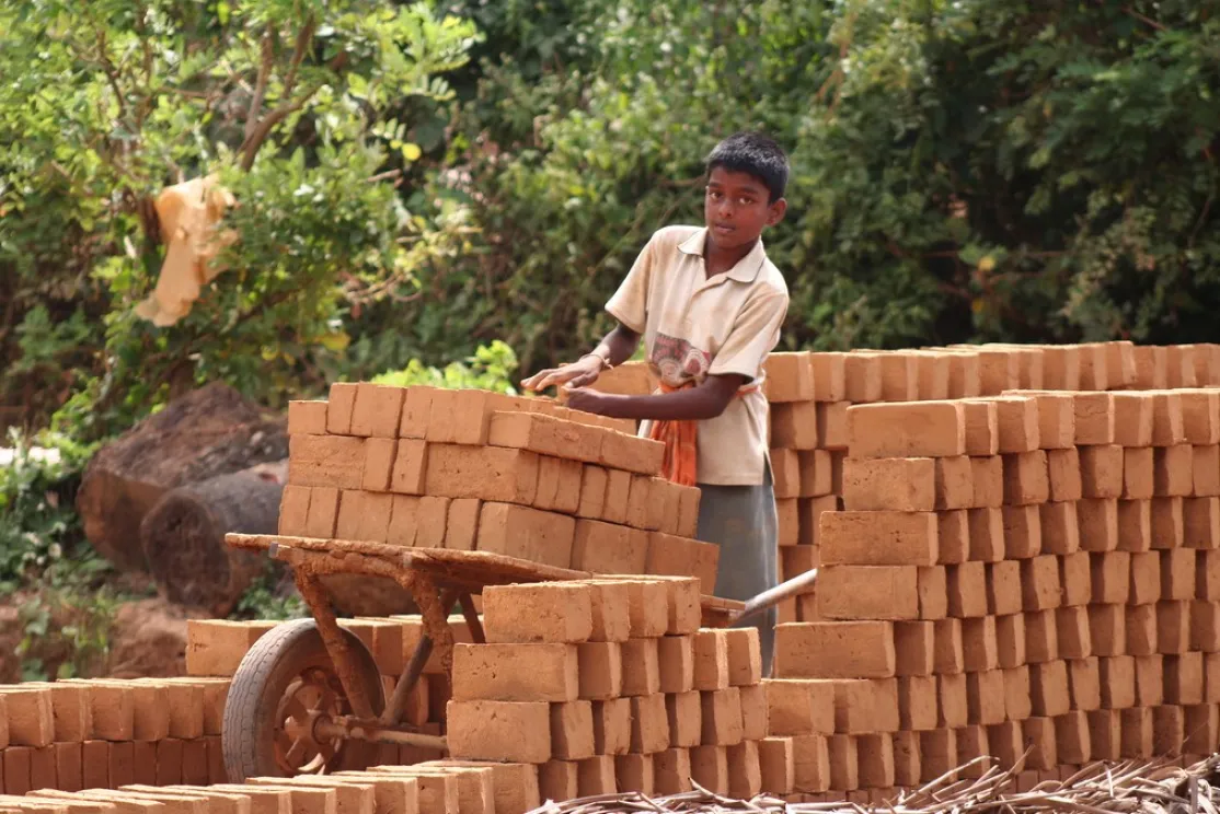 Niños y niñas trabajan en duras condiciones