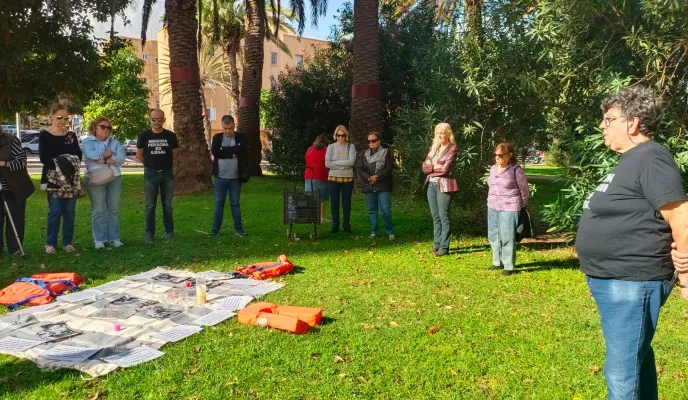 círculo de silencio en Gran Canaria con chalecos salvavidas y velas