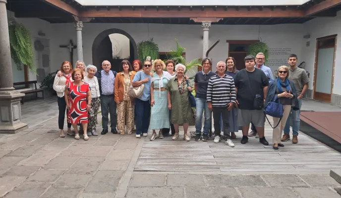 Grupo de voluntarios asistente a la formación de Julia Parra en la Casa de la Iglesia el 16 de junio de 2026.