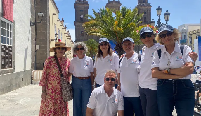 Voluntarios y miembros de Manos Unidas en la Plaza de Sta Ana esperando la llegada del Santo Padre el 11 de junio en Gran Canaria.