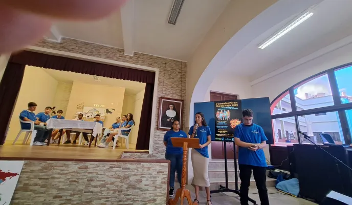 Estudiantes del colegio María Auxiliadora de Telde, Gran Canaria, representando una obra de teatro para las V Jornadas por un mundo mejor en mayo de 2026.