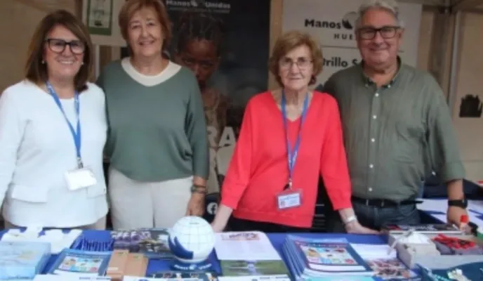 Voluntarias y delegado de Manos Unidas Huesca en la Feria de Entidades de Voluntariado 
