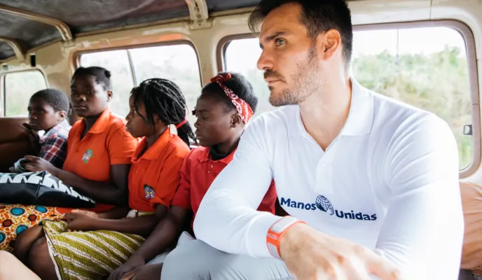 Saúl Craviotto en Amatongas/Mozambique. Foto Lombo Agency para Manos Unidas