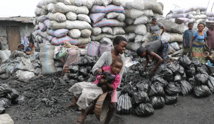 Niña trabajadora del mercado de Dantopka, en Benín. Foto: Manos Unidas/Iciar de la Peña