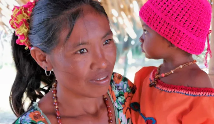 Mujer wayuu con su hijo en La Guajira. Foto:Marta Carreño/Manos Unidas en Colombia  