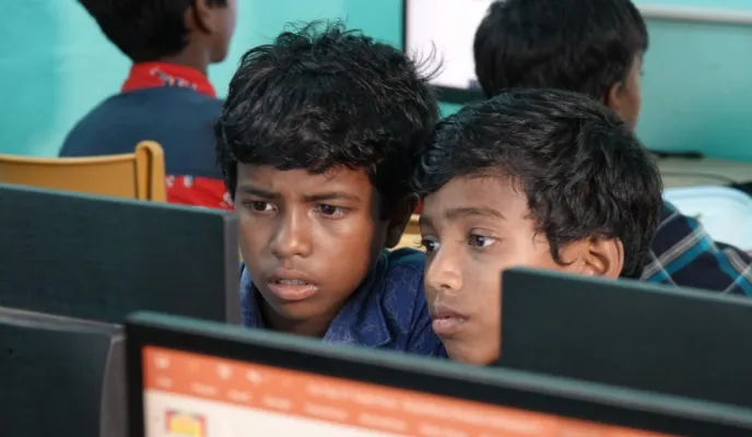 Clases de alfabetización digital en West Bengal (Bengala Occidental). Foto: Don Bosco/Manos Unidas 