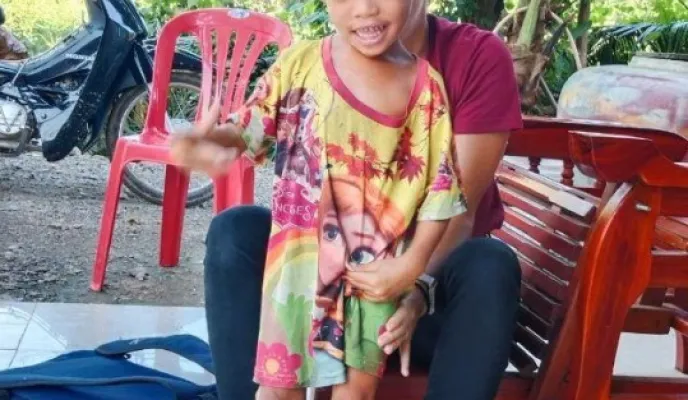 Personal de Karuna Battambang ayuda a Chetra a Caminar. Foto: Manos Unidas/Karuna Battambang