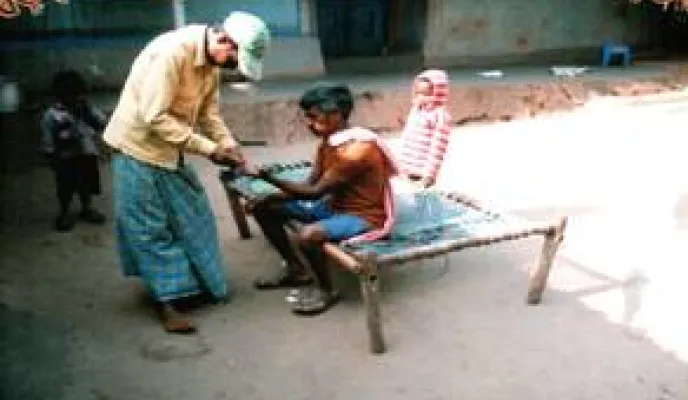 Atención a enfermos de malaria en India