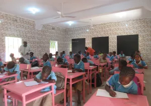 Contribuyendo a la mejora del derecho a la educación de base y a la profesionalización de las niñas y jóvenes de la región de Segou 