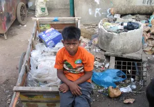 Recicldor de basura en Camboya.Proyecto CSARO.
