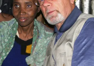 Franco Cellana abraza a Jane Warimu en su casa de Nairobi. Foto: Javier Fernández