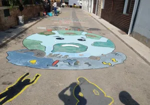 Pintada de sensibilización en la delegación comarcal de Rocafort de Manos Unidas Valencia. 