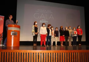 La comarcal de Manos Unidas de Valencia en Paiporta ha recibido un galardón del Ayuntamiento por su trabajo en favor de los necesitados. 